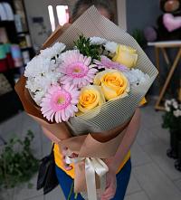 Букет цветов из:  Герберы, Розы и Хризантемы в Таганьково