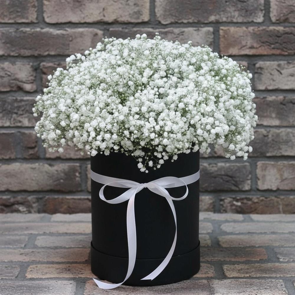 Цветочная композиция из Гипсофила в шляпной коробке в Таганьково