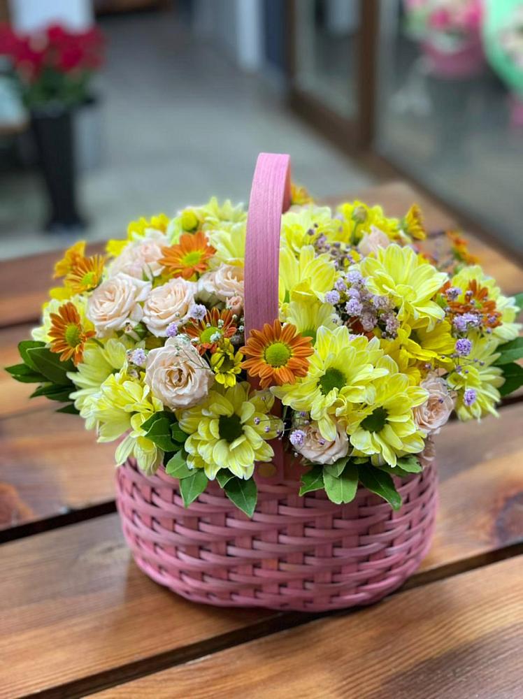 Цветочная композиция из Хризантемы и Розы в корзине в Таганьково