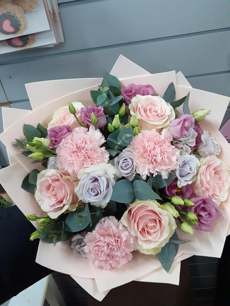 Букет цветов из: Розы, Гвоздики и Лизиантусы в Таганьково